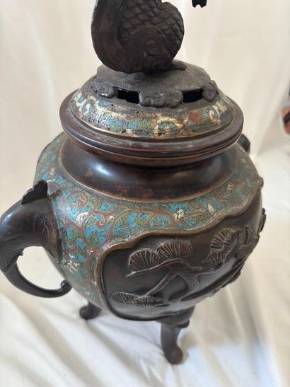 JAPAN, 19th century. 
Covered tripod bronze...