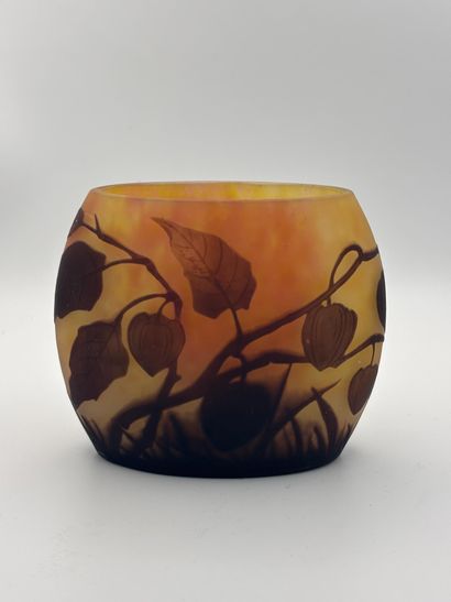 DAUM NANCY. 
Spiral-shaped vase in marmorated...