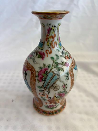 China, 19th century. 
Small baluster-shaped...