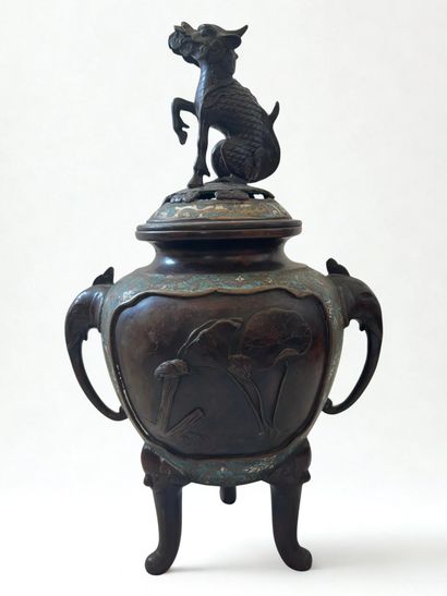 JAPAN, 19th century. 
Covered tripod bronze...