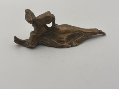 CURIOSA.
Erotic-themed bronze depicting a...