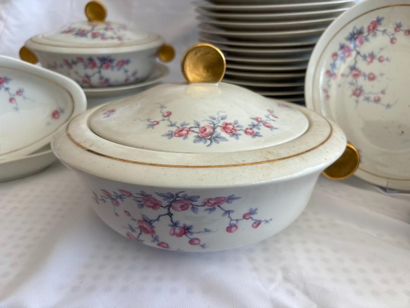 RAYNAUD in Limoges. 
Part of a hard porcelain...
