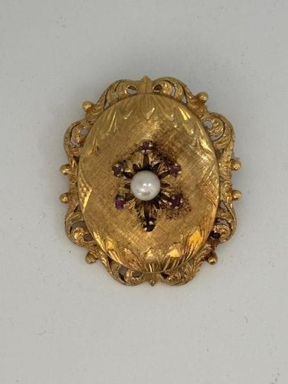 Brooch-mounted oval pendant in 750 thousandths...