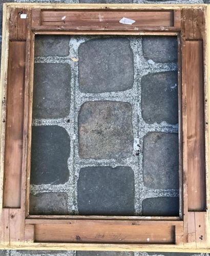 Cadre en bois et stuc dorés à décor de cartouches...
