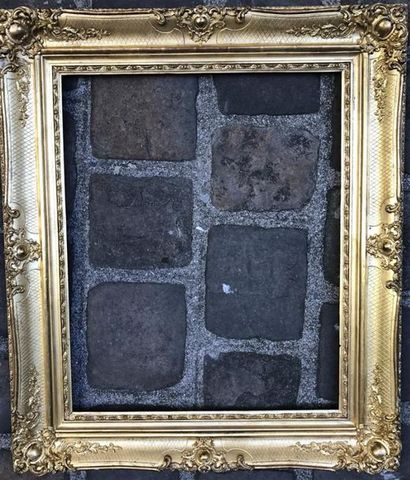 Cadre en bois et stuc dorés à décor de cartouches...