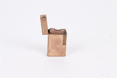 DUPONT
Briquet en plaqué or à décor de cannelures
H....