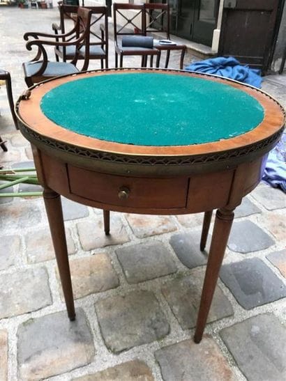 TABLE BOUILLOTTE en acajou et placage d'acajou...