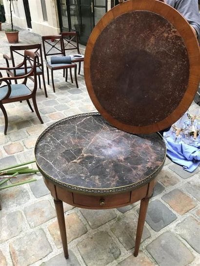 TABLE BOUILLOTTE en acajou et placage d'acajou...