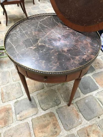 TABLE BOUILLOTTE en acajou et placage d'acajou...
