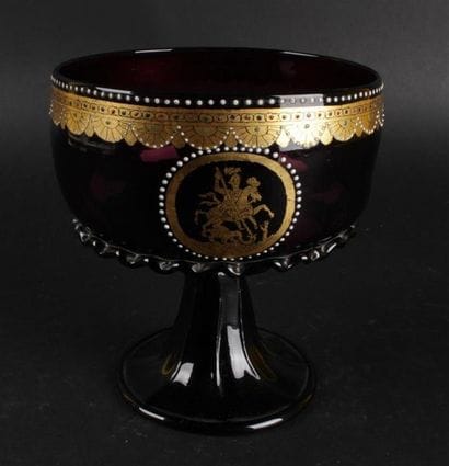 COUPE en verre teinté de Bohême à rehauts...