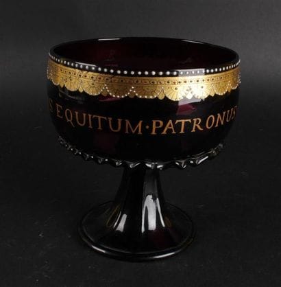 COUPE en verre teinté de Bohême à rehauts...