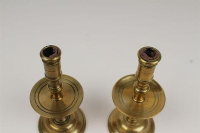 PAIRE DE BOUGEOIRS à coupelle médiane en...