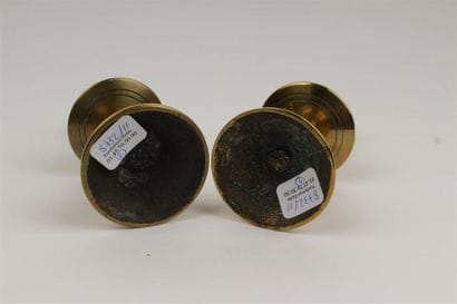 PAIRE DE BOUGEOIRS à coupelle médiane en...