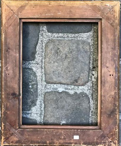 CADRE en bois et stuc dorés à décor mouluré...