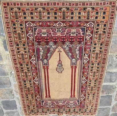 TAPIS PERSE à décor d'un mirhab. 186x129...