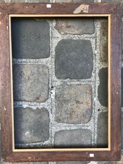 Cadre en bois et stuc dorés à décor cartouches...