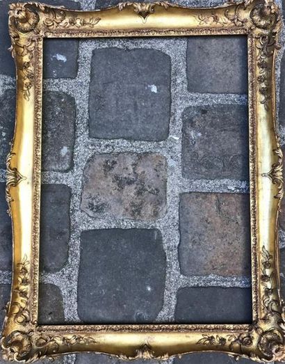 Cadre en bois et stuc dorés à décor cartouches...