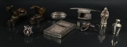 PAIRE DE LEVRETTES assises en bronze. 
LOT...