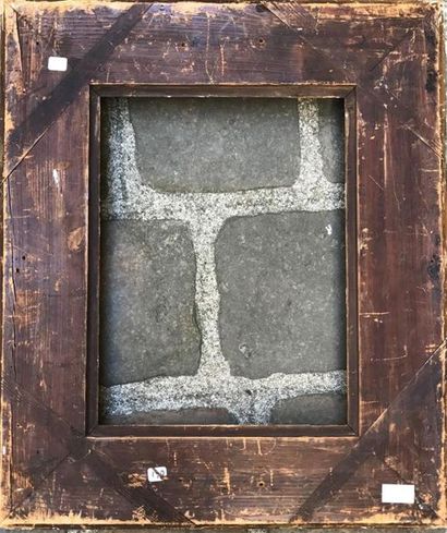 Cadre en bois et stuc dorés à décor en relief...