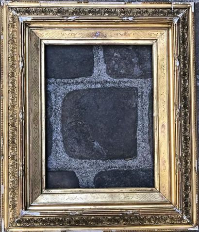 Cadre en bois et stuc dorés à décor en relief...