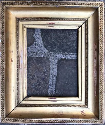 Cadre en bois et stuc dorés à décor mouluré...