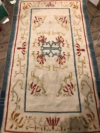 TAPIS CHINOIS à fond beige 
En l'état 
180...