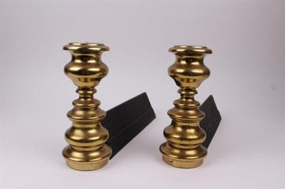 PAIRE DE CHENETS en bronze doré présentant...
