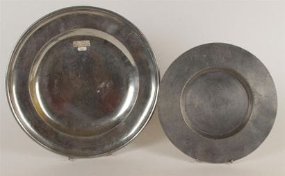 Deux plats en étain, ornés d'armoiries.
D....