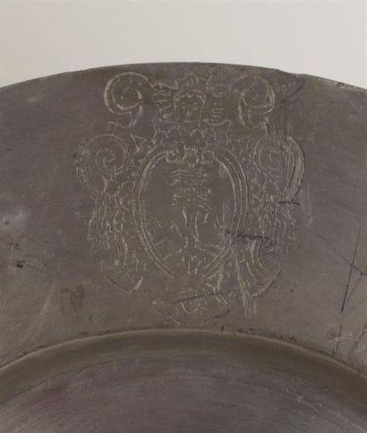 Deux plats en étain, ornés d'armoiries.
D....