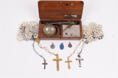 ENSEMBLE religieux composé de quatre chapelets...