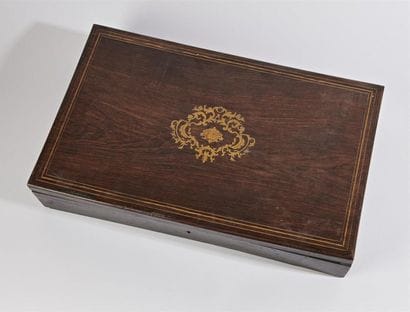 COFFRET à châles en marqueterie de bois clair...