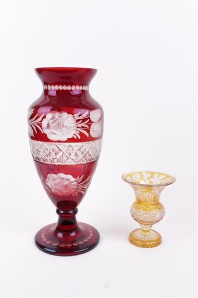 ENSEMBLE comprenant Grand vase Bohème rouge...