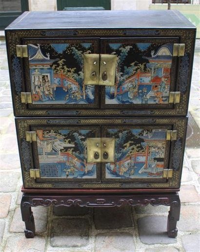 CHINE, XXe siècle
CABINET en bois laqué noir...