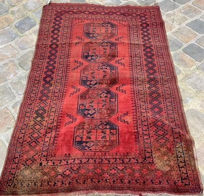 LOT de trois tapis laine à décor géométrique...
