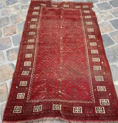 LOT de trois tapis laine à décor géométrique...