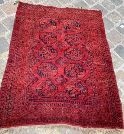 LOT de trois tapis laine à décor géométrique...