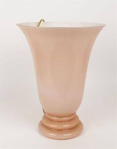 TRAVAIL MODERNE 
Vase en verre teinté saumon...