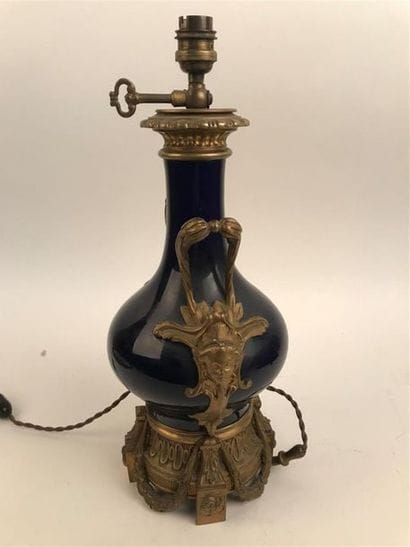 PIED DE LAMPE en porcelaine bleu nuit, monture...