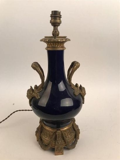 PIED DE LAMPE en porcelaine bleu nuit, monture...