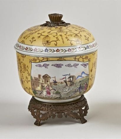 COUPE couverte de forme ronde en porcelaine...