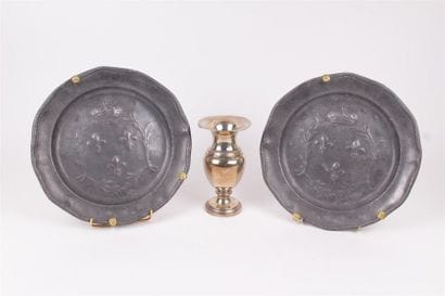 LOT comprenant : 
- Deux plats en étain à...