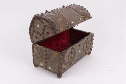 COFFRET en placage d'étain et cuivre à décor...