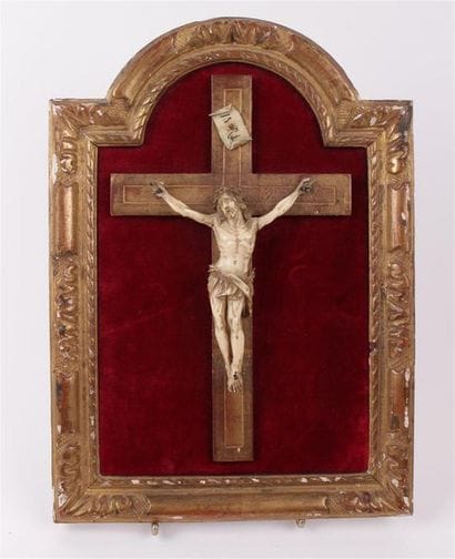 CHRIST à croix dans un cadre en bois sculpté...