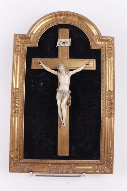 CHRIST à croix dans un cadre en bois sculpté...