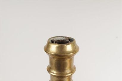 PAIRE DE BOUGEOIRS à coupelle médiane en...