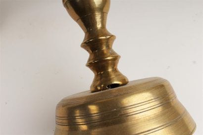 PAIRE DE BOUGEOIRS à coupelle médiane en...