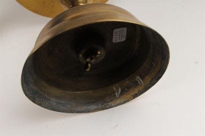 PAIRE DE BOUGEOIRS à coupelle médiane en...