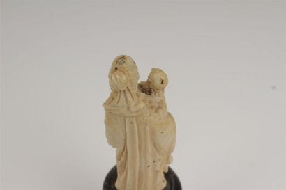 VIERGE à l'enfant en ivoire reposant sur...