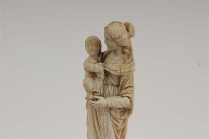 VIERGE à l'enfant en ivoire reposant sur...