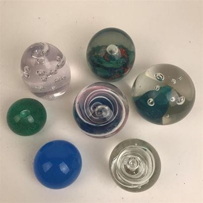 LOT de huit presse-papiers en verre cristal...